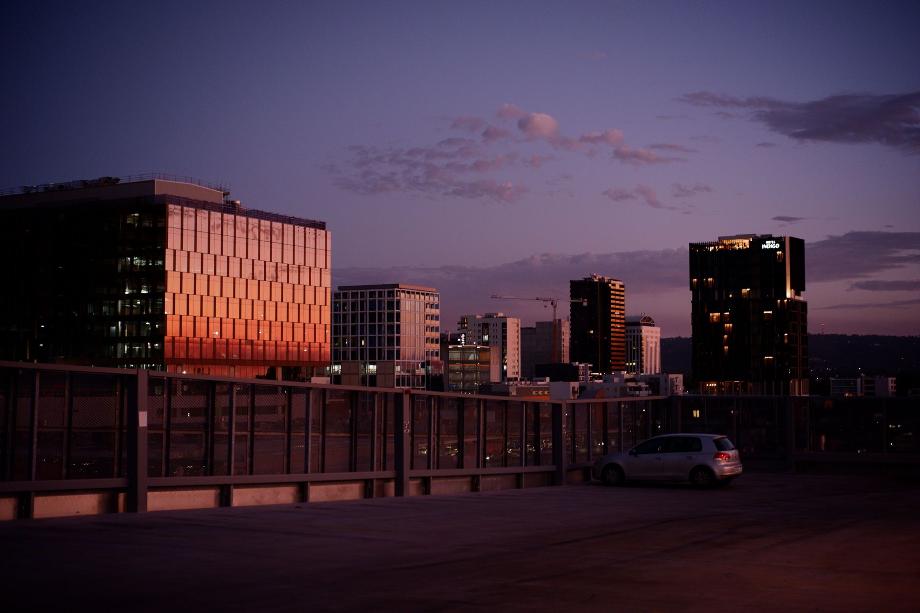 Skyline de Adelaide ao entardecer, com prédios iluminados