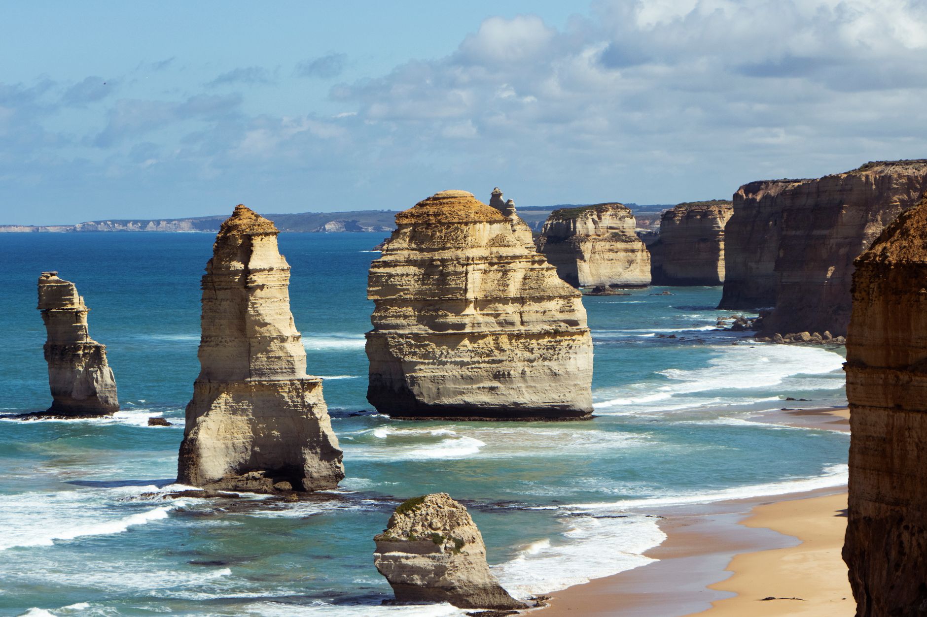 Formaciones rocosas de los Doce Apóstoles en la costa de la Great Ocean Road, Australia