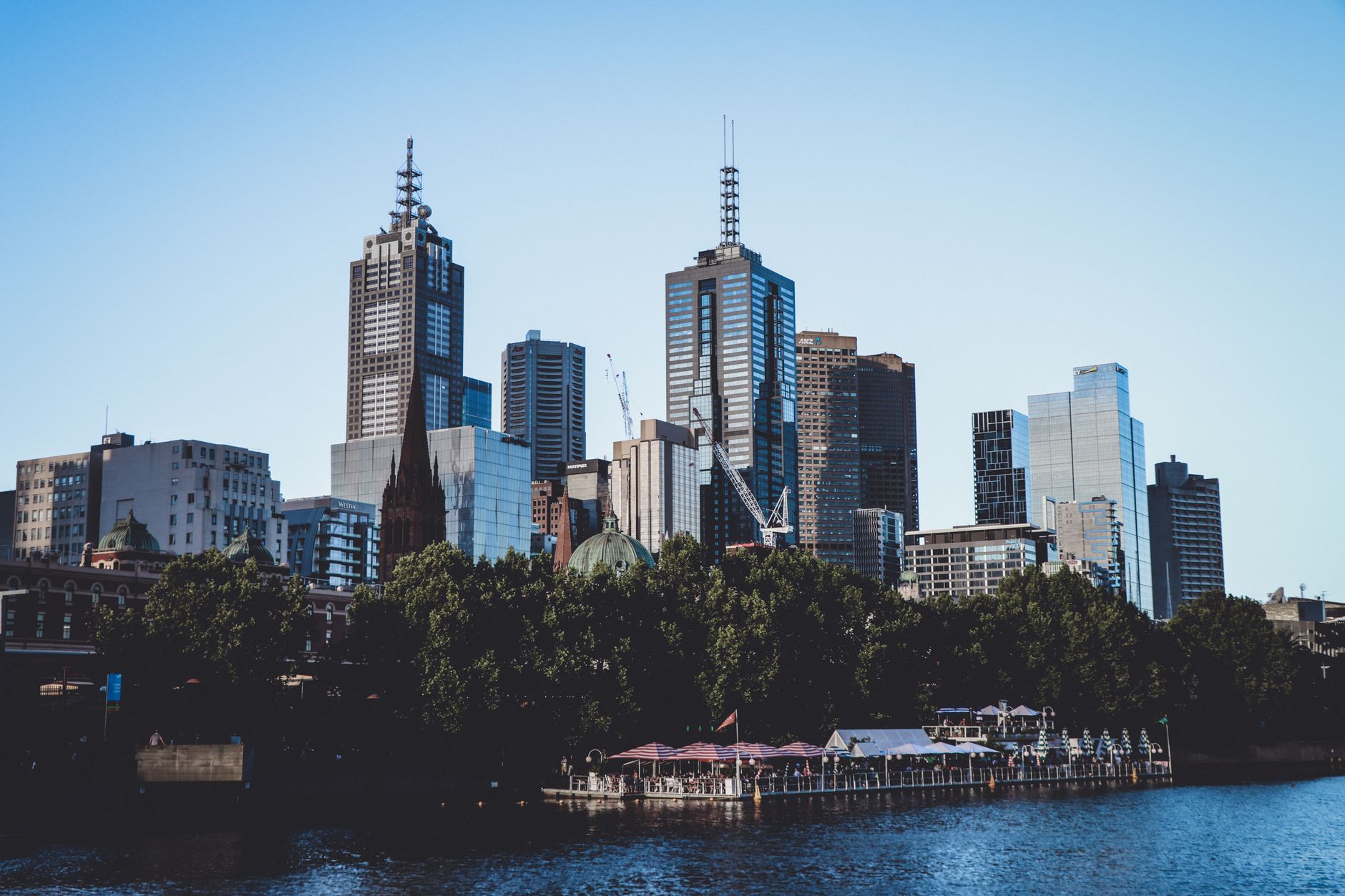 Skyline de Melbourne visto desde el Río Yarra, con rascacielos y área de esparcimiento junto al río
