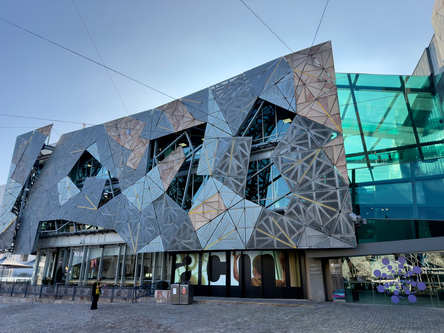 Fachada geométrica e irregular del edificio de Federation Square en Melbourne