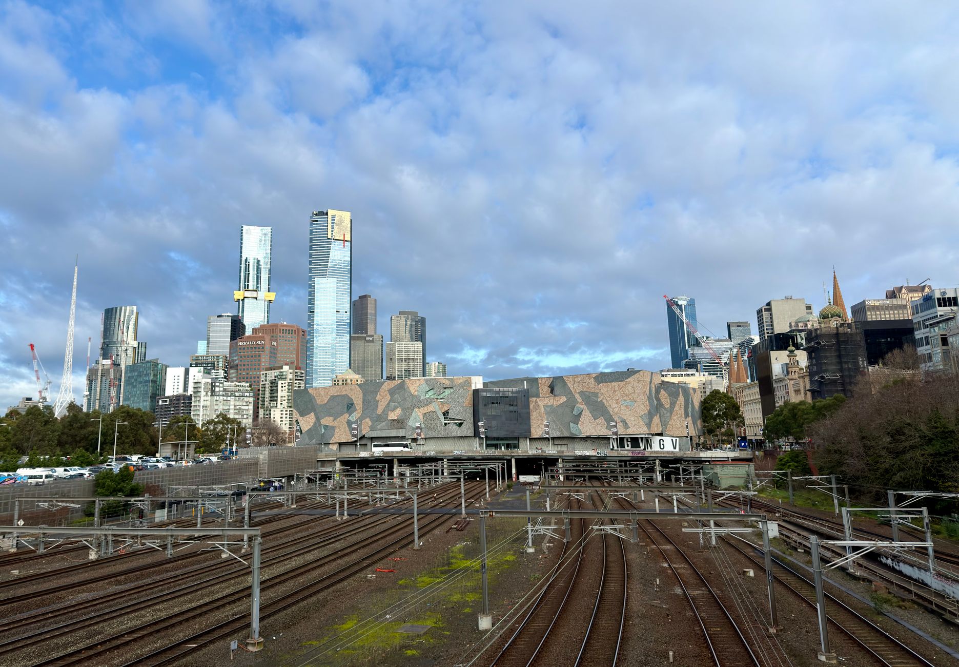 Edificio de la NGV visto de lejos, con el skyline de Melbourne de fondo