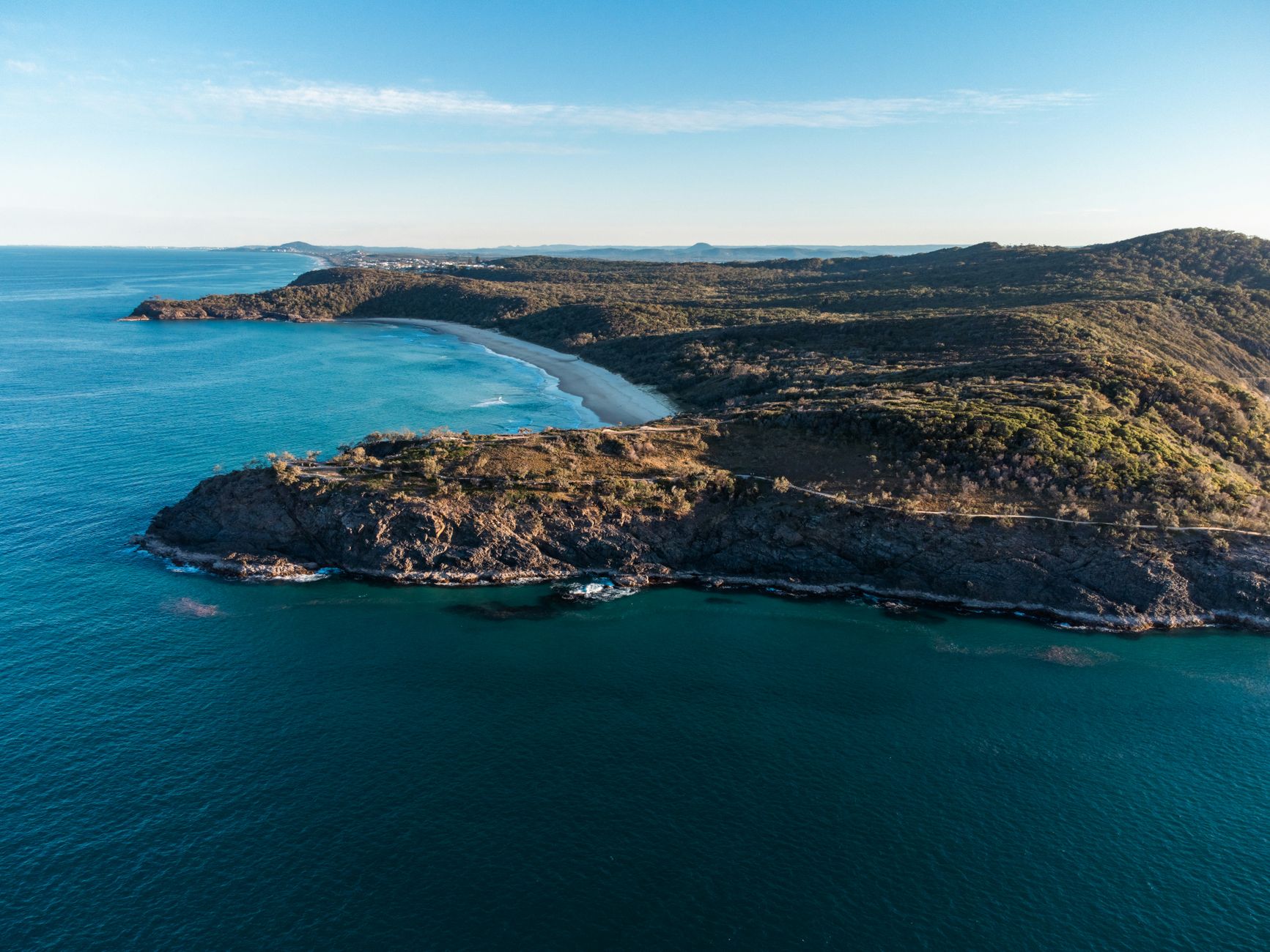 Vista aérea da costa do Noosa National Park, com praia e mata litorânea