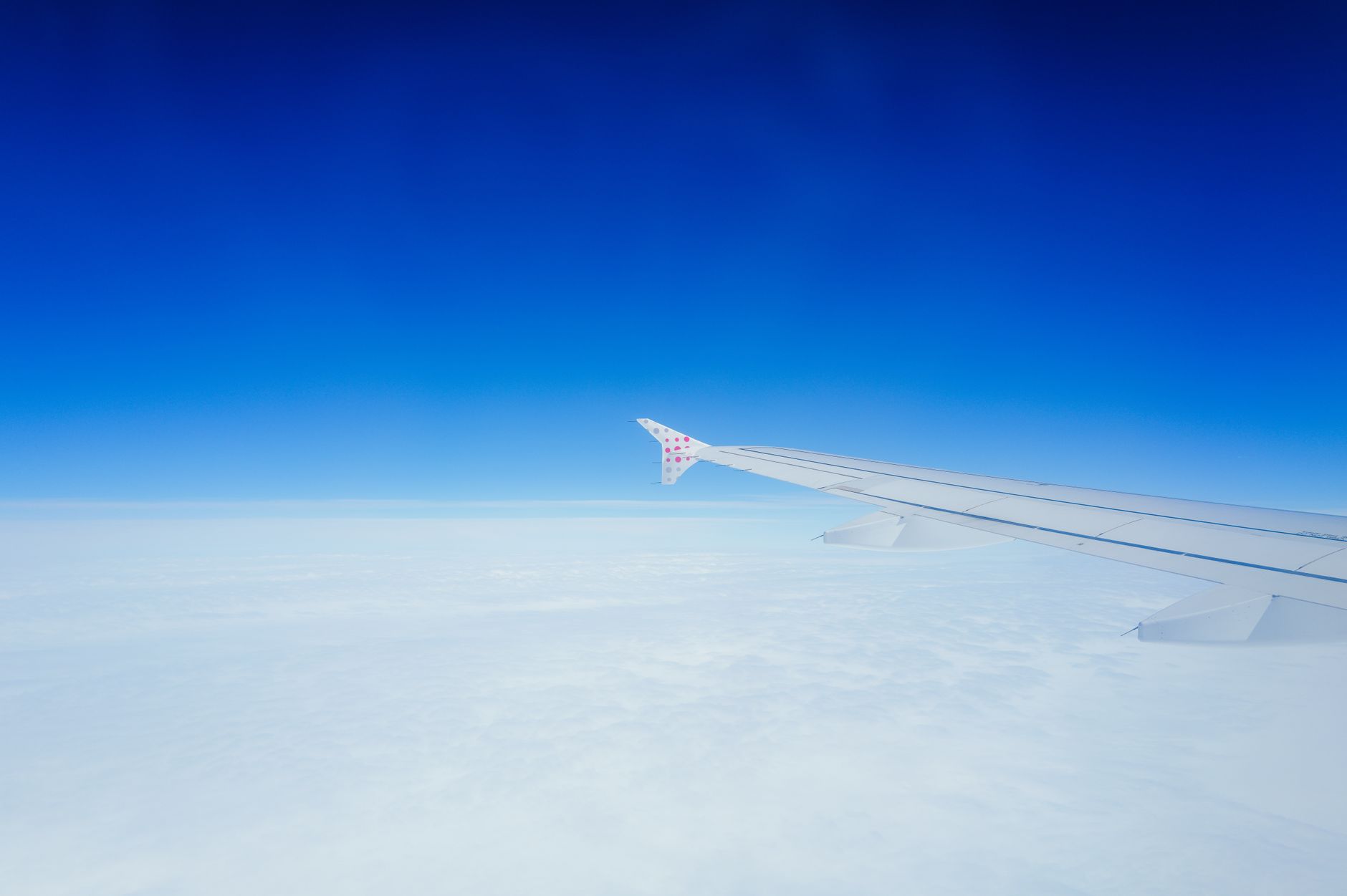 Vista da asa de um avião sobre um mar de nuvens durante o voo